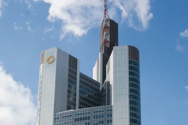 commerzbank pastreaza o atitudine de sfidare inaintea ofertei oficiale de preluare a unicredit 69f891ca36275