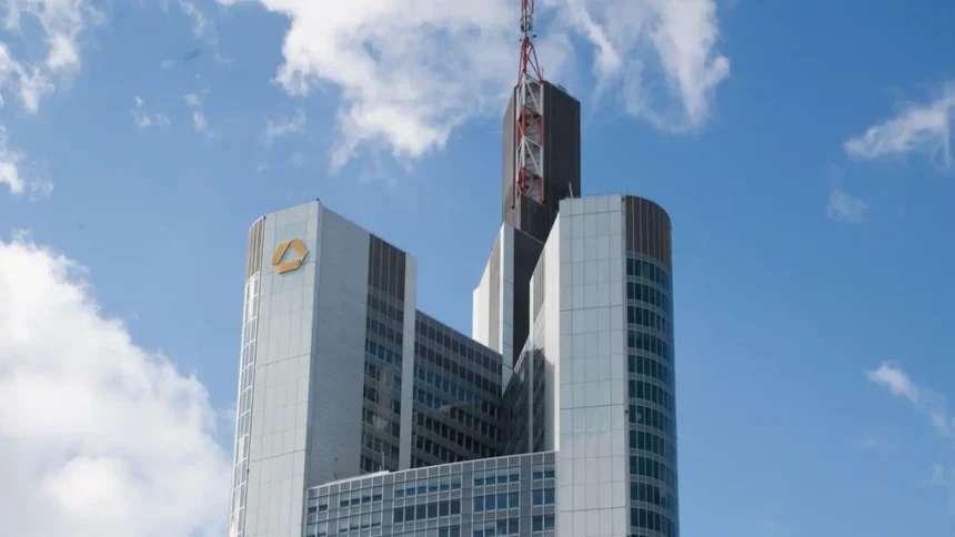 commerzbank pastreaza o atitudine de sfidare inaintea ofertei oficiale de preluare a unicredit 69f891ca36275