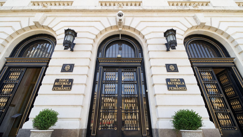 rezervele valutare ale bnr au scazut cu peste doua miliarde de euro intr o luna pe ce s au cheltuit banii 69f8cc9b1b28a