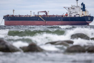 sua prelungesc derogarea privind sanctiunile pentru petrolul rusesc blocat pe mare 6a0b6bc955eea