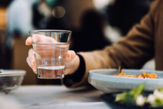 apa nu este un lux este un drept proiect de lege pentru ca restaurantele sa ofere gratuit clientilor apa potabila de la robinet 6a3cf3699806b