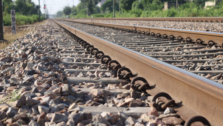 probleme pe calea ferata pantograful rupt al unei locomotive la fetesti a blocat traficul pe linia bucuresti constanta 6a3f5e2f86e9e