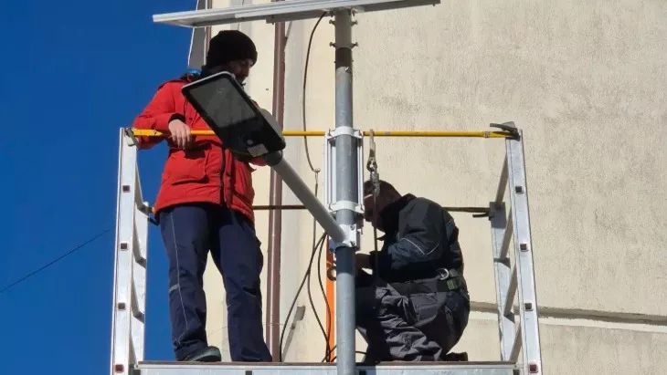 Iluminatul solar pentru trecerile de pietoni: o soluție eficientă pentru implementarea Legii 278/2022 fără a afecta bugetele locale 1 iluminatul solar al trecerilor de pietoni poate accelera aplicarea legii 278 2022 fara presiune pe bugetele locale 6a44bacf4044b